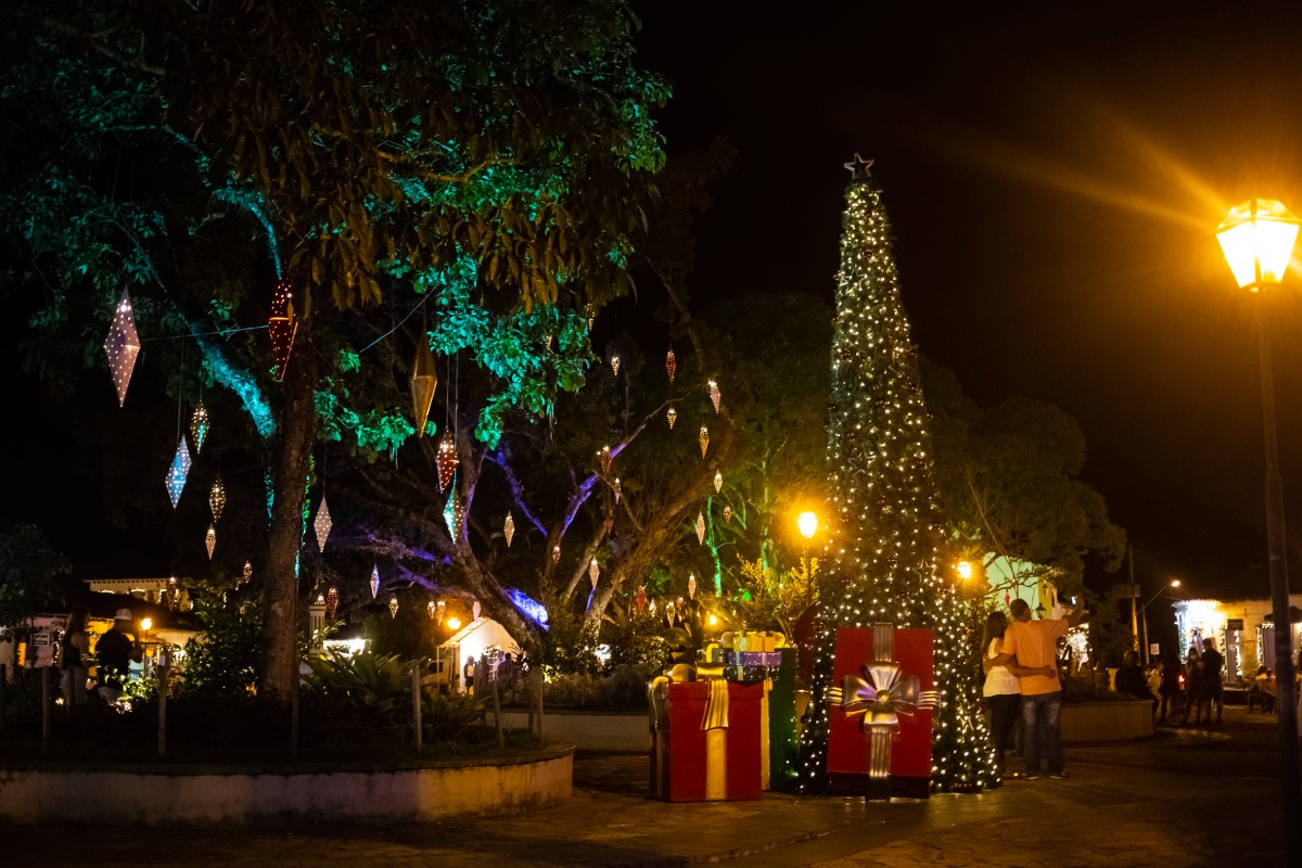 Fotografia colorida de praça enfeitada para o Natal-Metrópoles