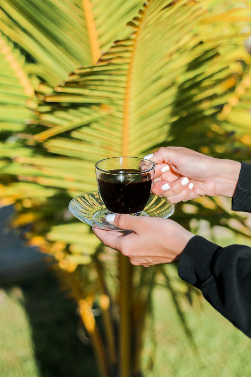 Mãos de mulher segurando xícara de café - Metrópoles