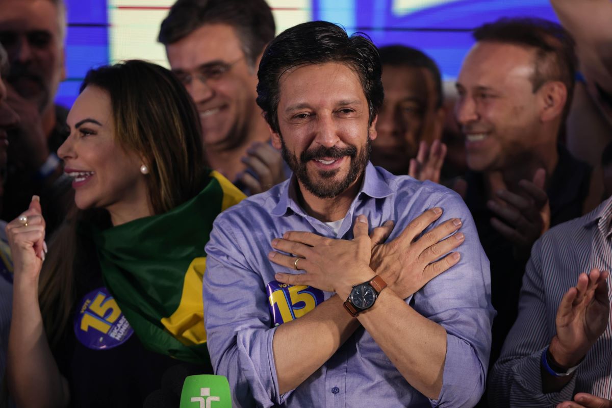 Imagem colorida mostra Ricardo Nunes sorrindo - Metrópoles