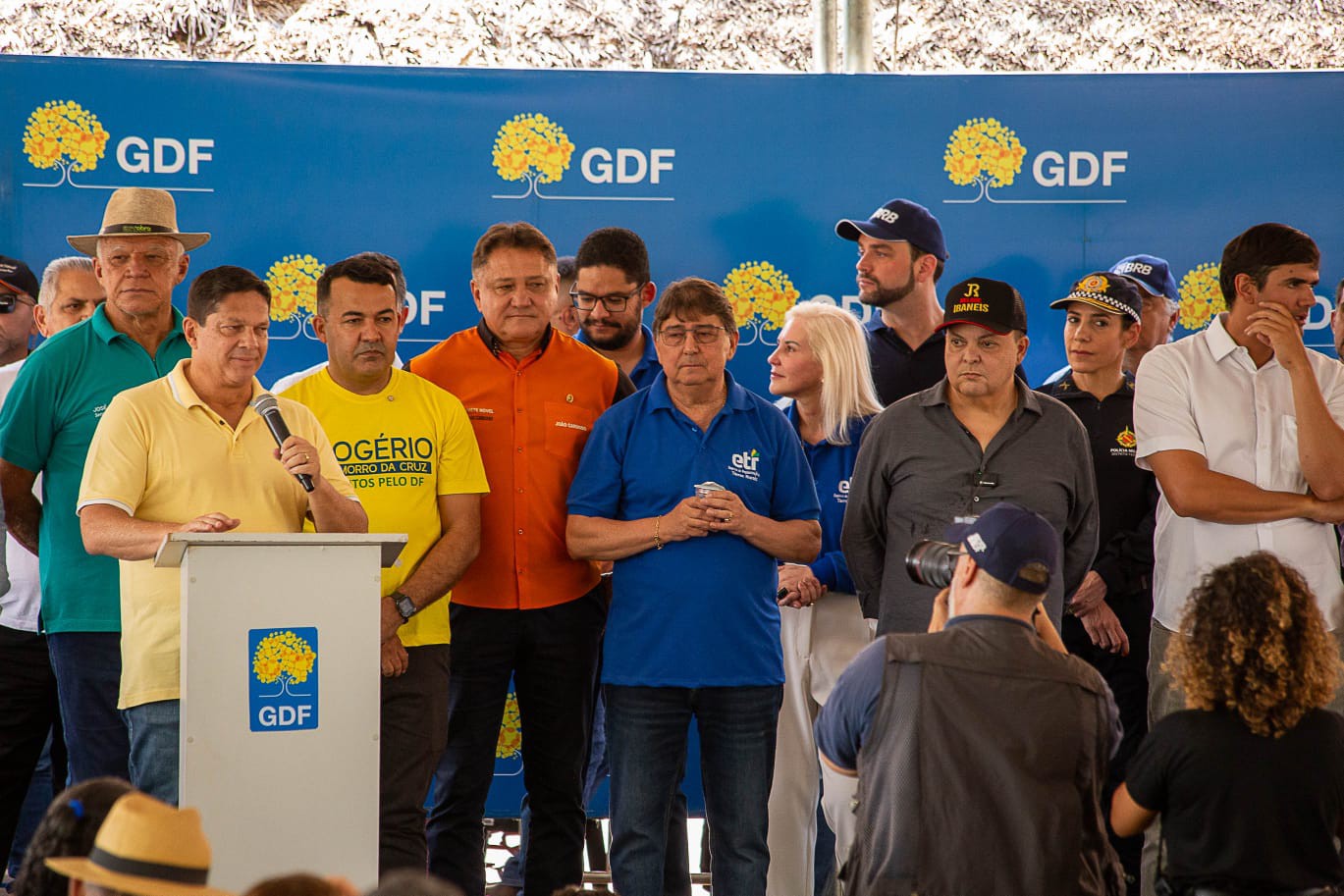 Fotografia colorida mostrando homem com camisa amarela discursando em palco-Metrópoles