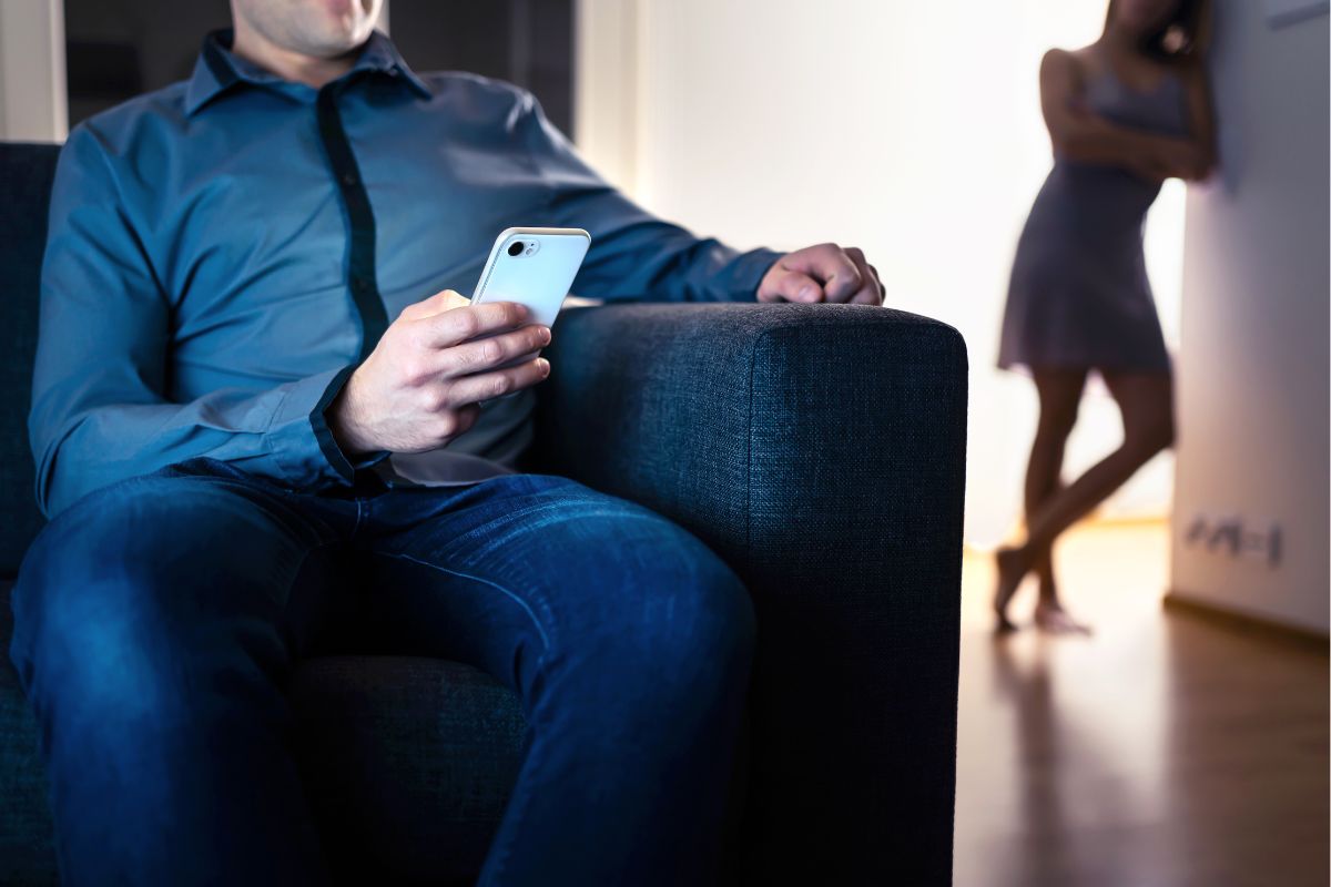 Foto colorida de um homem olhando o celular - Metrópoles