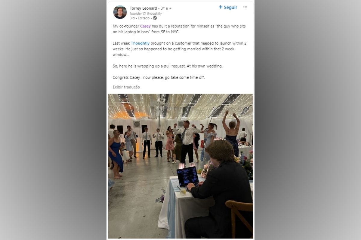 Foto colorida de um homem trabalhando no casamento - Metrópoles