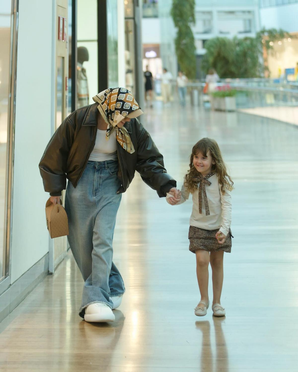 Na imagem com cor, foto da Malu Borges e da filha Bebel - metrópoles