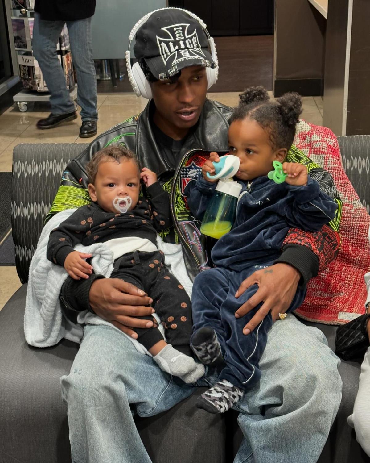 Na imagem com cor, foto do A$AP ROCKY com os filhos - metrópoles