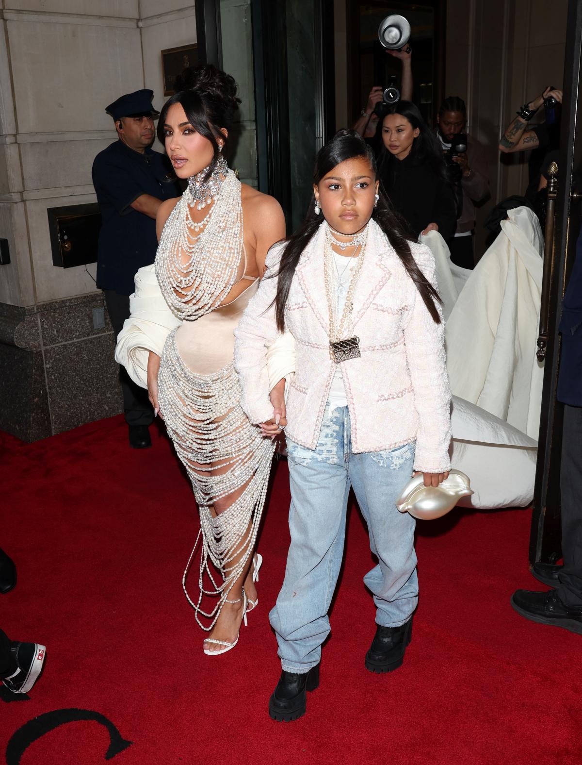 Na imagem com cor, foto da North West com a Kim Kardashian - metrópoles