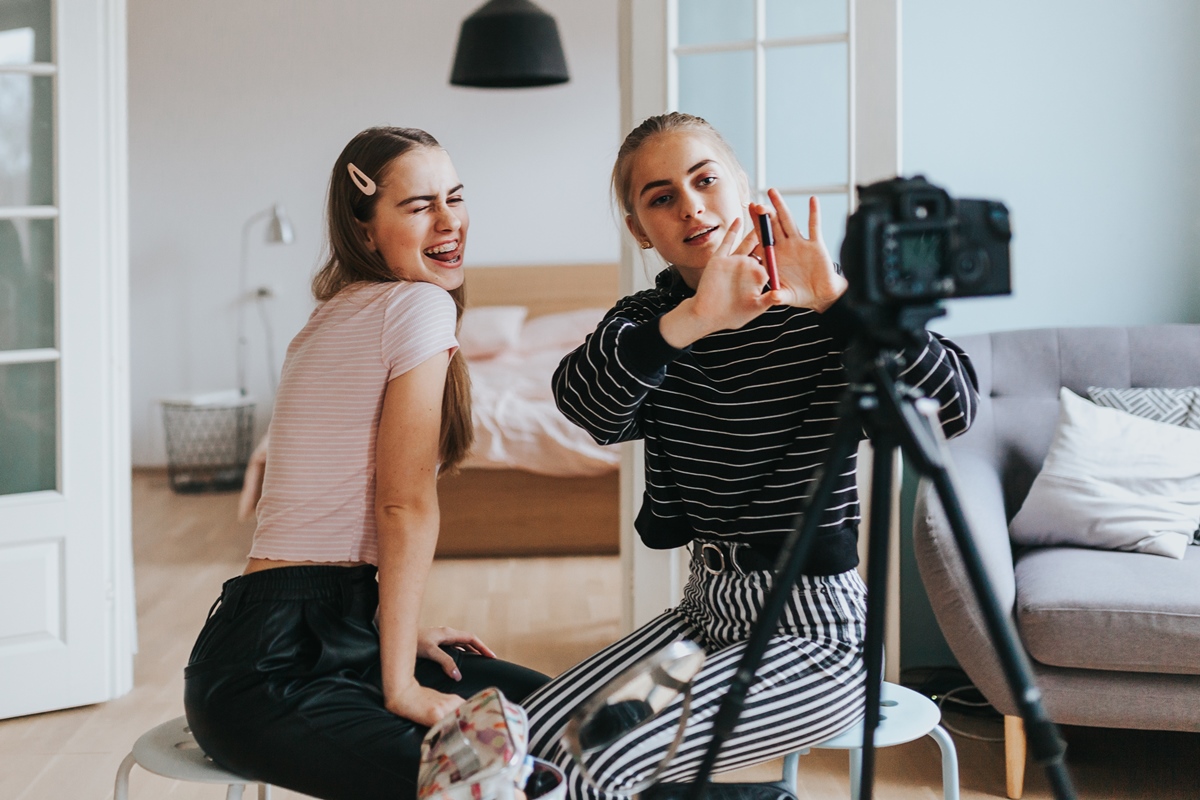 Foto colorida - duas mulheres gravando vídeos 