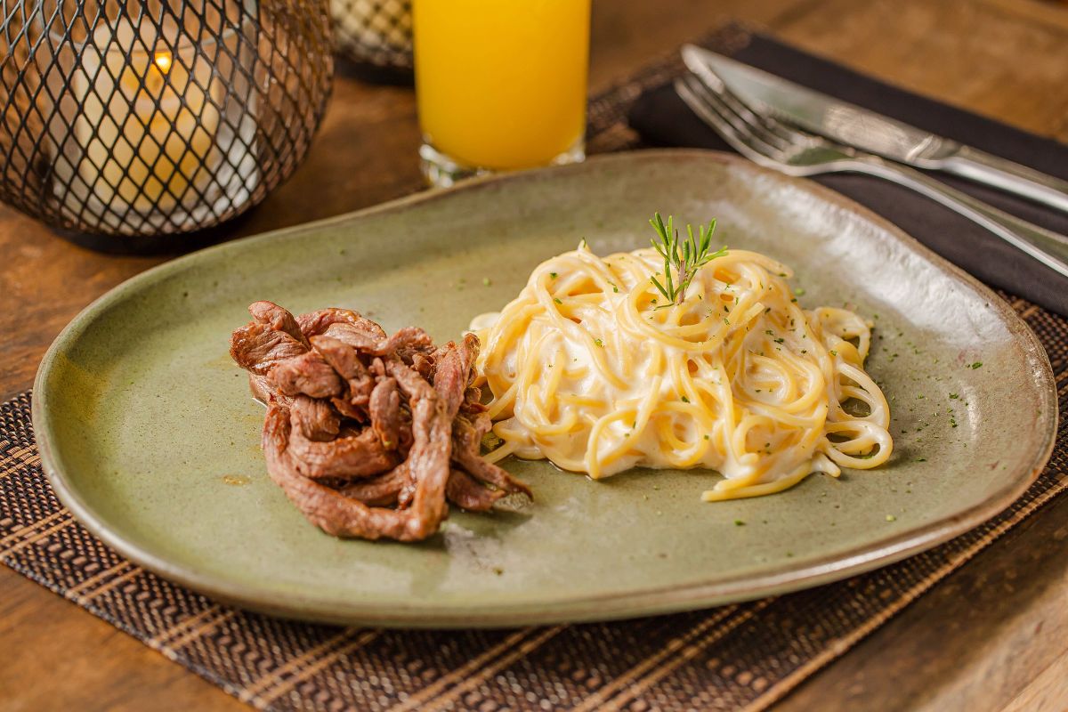 Foto colorida de pratos de comida - Metrópoles