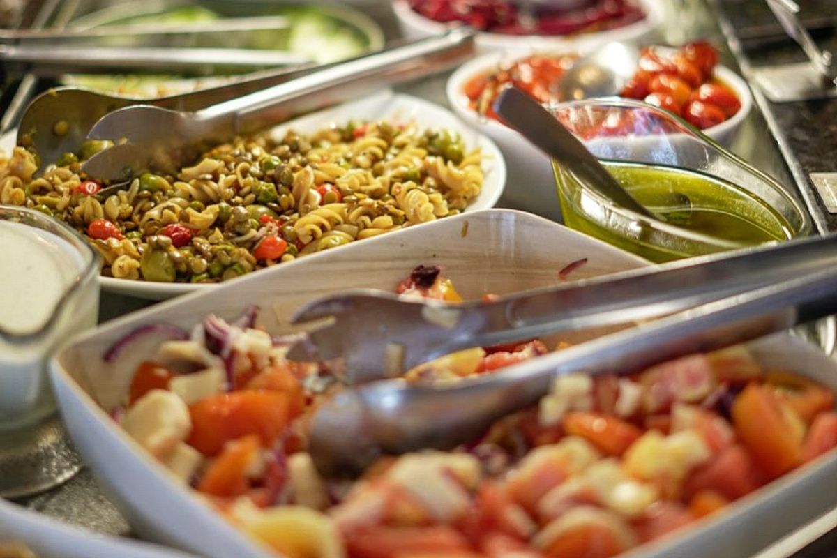 Foto colorida de um buffet de salada - Metrópoles