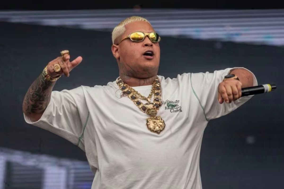 MC Ryan se pronuncia após ser detido por destruir gramado de estádio
