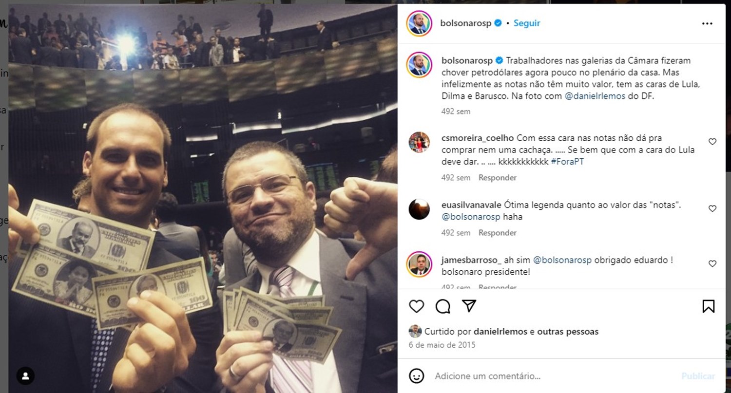 Foto colorida de Daniel Lemos ao lado de Eduardo Bolsonaro - Metrópoles