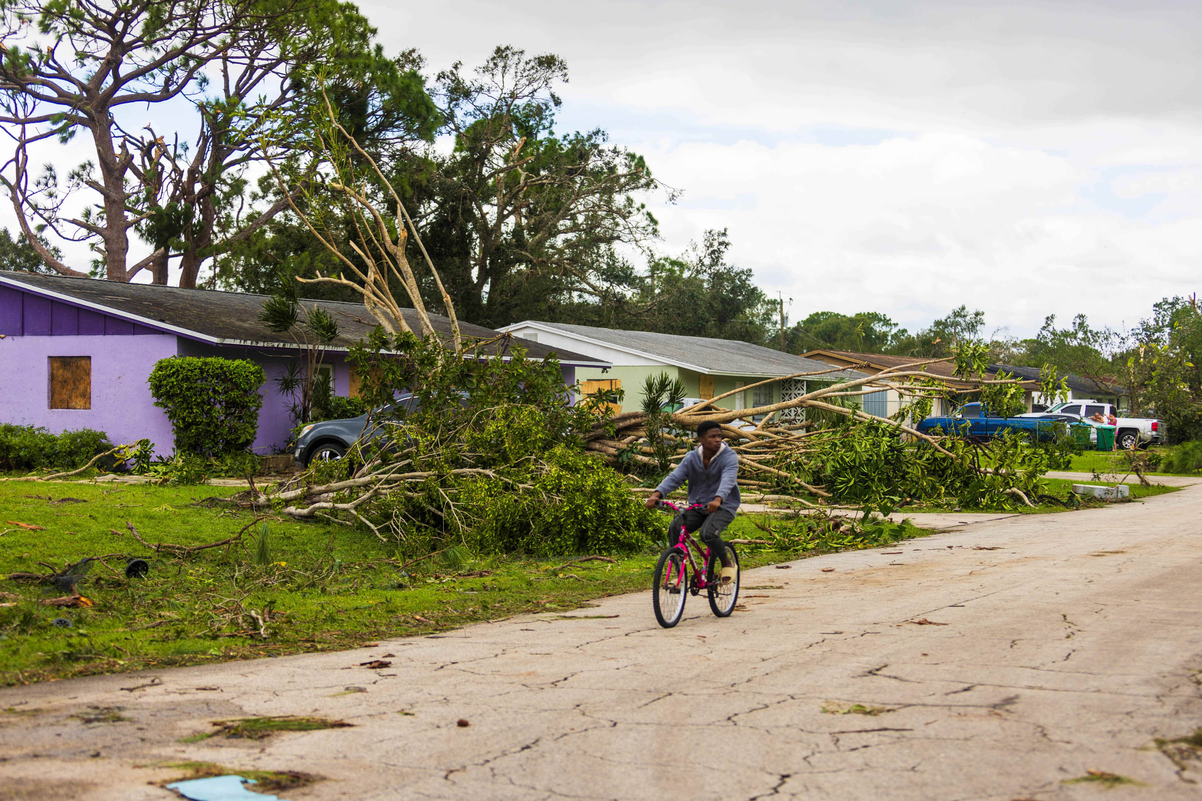 Estradas danificadas pelo pelo furacão Milton, em 10 de outubro de 2024 em Port St Lucie, Flórida Metropoles