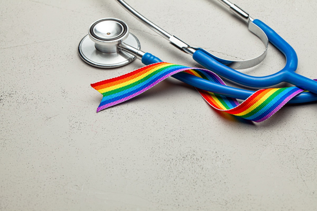 Atenção médica inclusiva melhora adesão de adultos LGBT+ a exames
