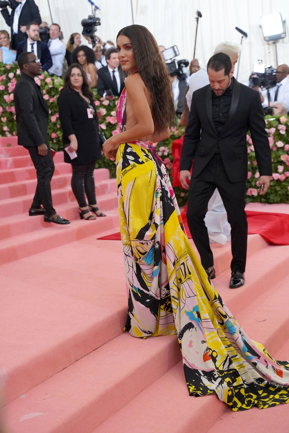 camila coelho no tapete vermelho do met gala - metrópoles