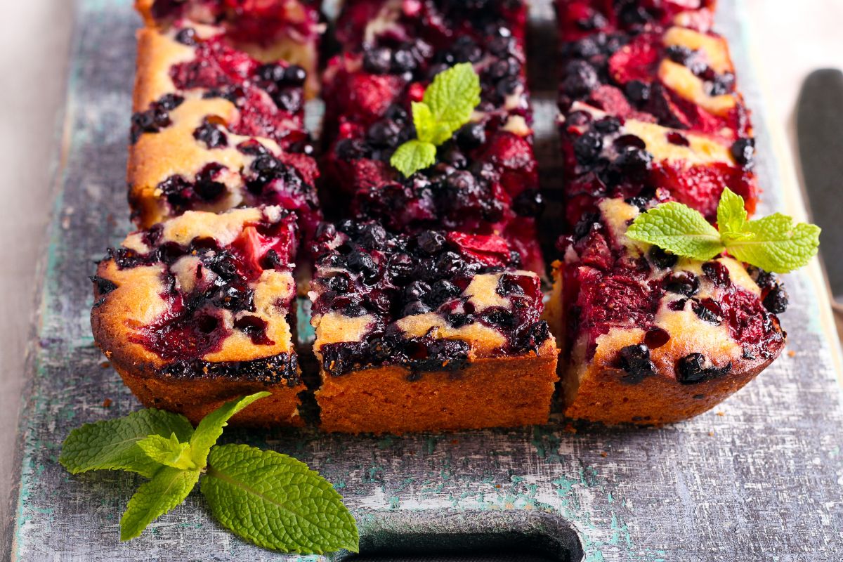 Mixed blackberry cake: an easy recipe can be made in a blender