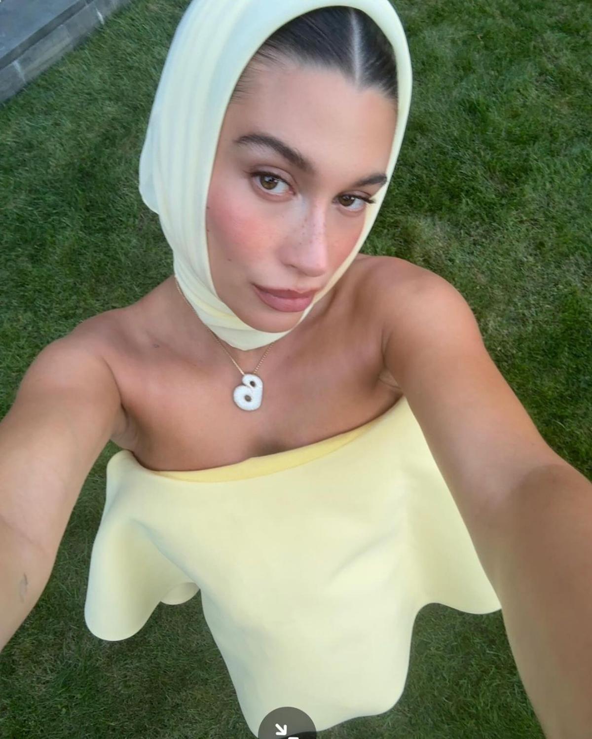 Na imagem com cor, foto da hailey bieber com roupas na cor amarelo manteiga - metrópoles 