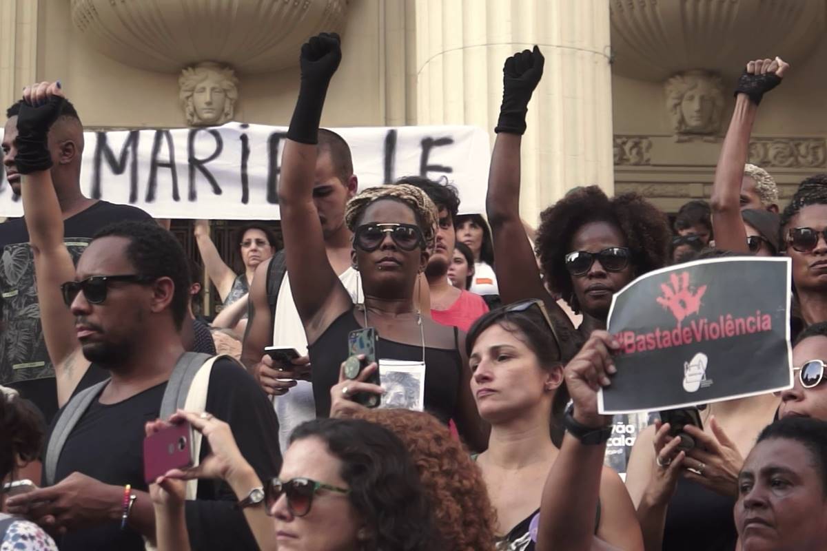 Cena do documentário Marias mostra mulheres com os braços erguidos, em protesto - Metrópoles