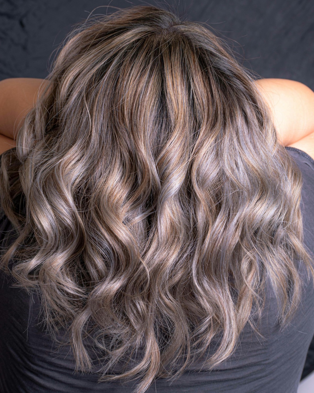 Fotografia colorida mostrando mulher mexendo com cabelo-Metrópoles