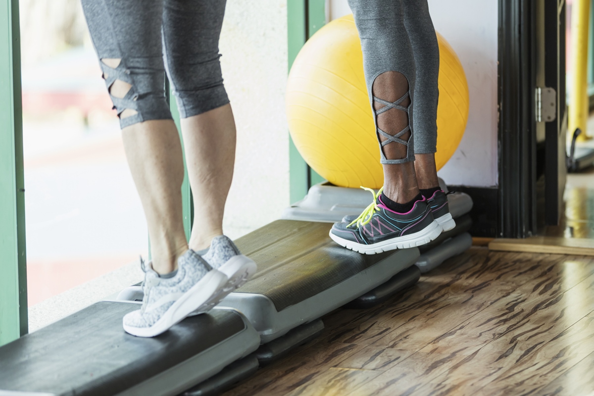 Vista recortada de duas mulheres fazendo exercícios de panturrilhas - Metrópoles