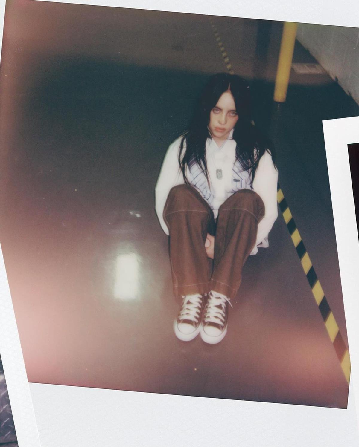 Na imagem com cor, a cantora Billie Eilish - Metrópoles