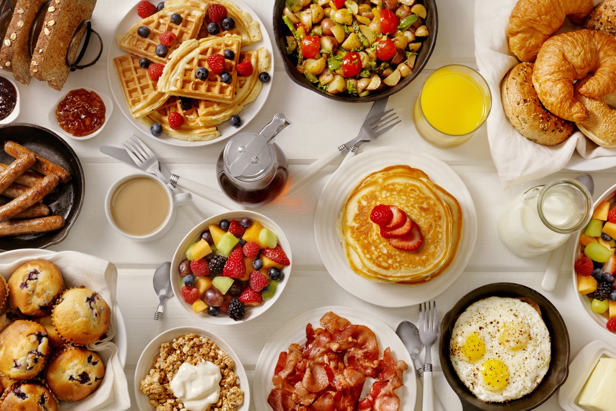 Foto colorida - mesa cheia de alimentos ricos em açúcar