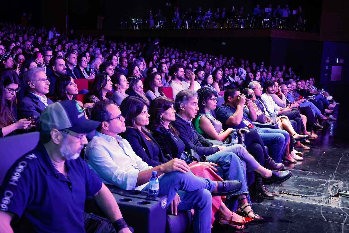 Convidados atentos à palestra.