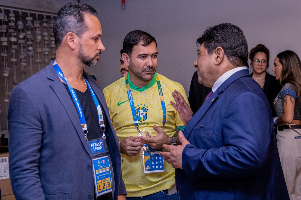 Ricardo Lima, presidente da Federação Bahiana de Futebol; Daniel Vasconcelos, presidente da Federação de Futebol do DF; e o presidente da CBF, Ednaldo Rodrigues