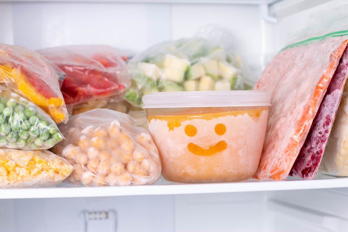 Alimentos congelados no congelador. Vegetais congelados, sopa, refeições prontas no congelador