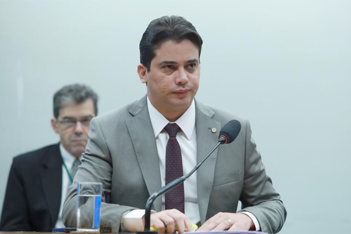 Foto colorida do deputado Júnior Mano - Metrópoles