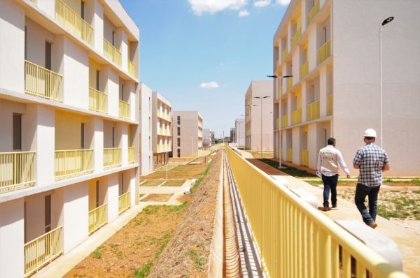 Foto colorida de um conjunto habitacional no Sol Nascente - Metrópoles