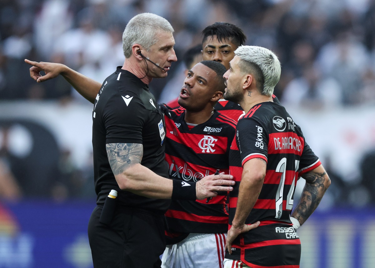 Anderson Daronco acusado de favorecer Corinthians gera reclamação do Flamengo na CBF.