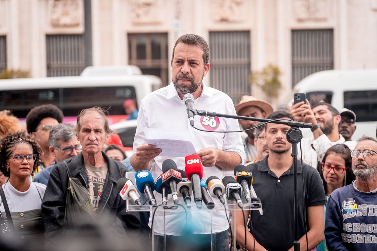 Guilherme Boulos lê "carta ao povo de SP" em frente à Prefeitura - Metrópoles