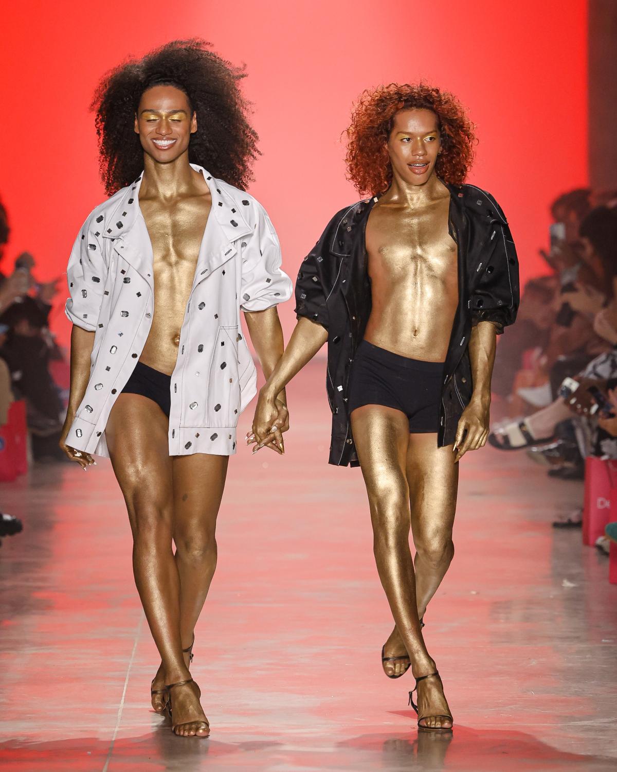 Na imagem com cor, foto de modelos na passarela do desfile da marca Isaac Silva - metrópoles