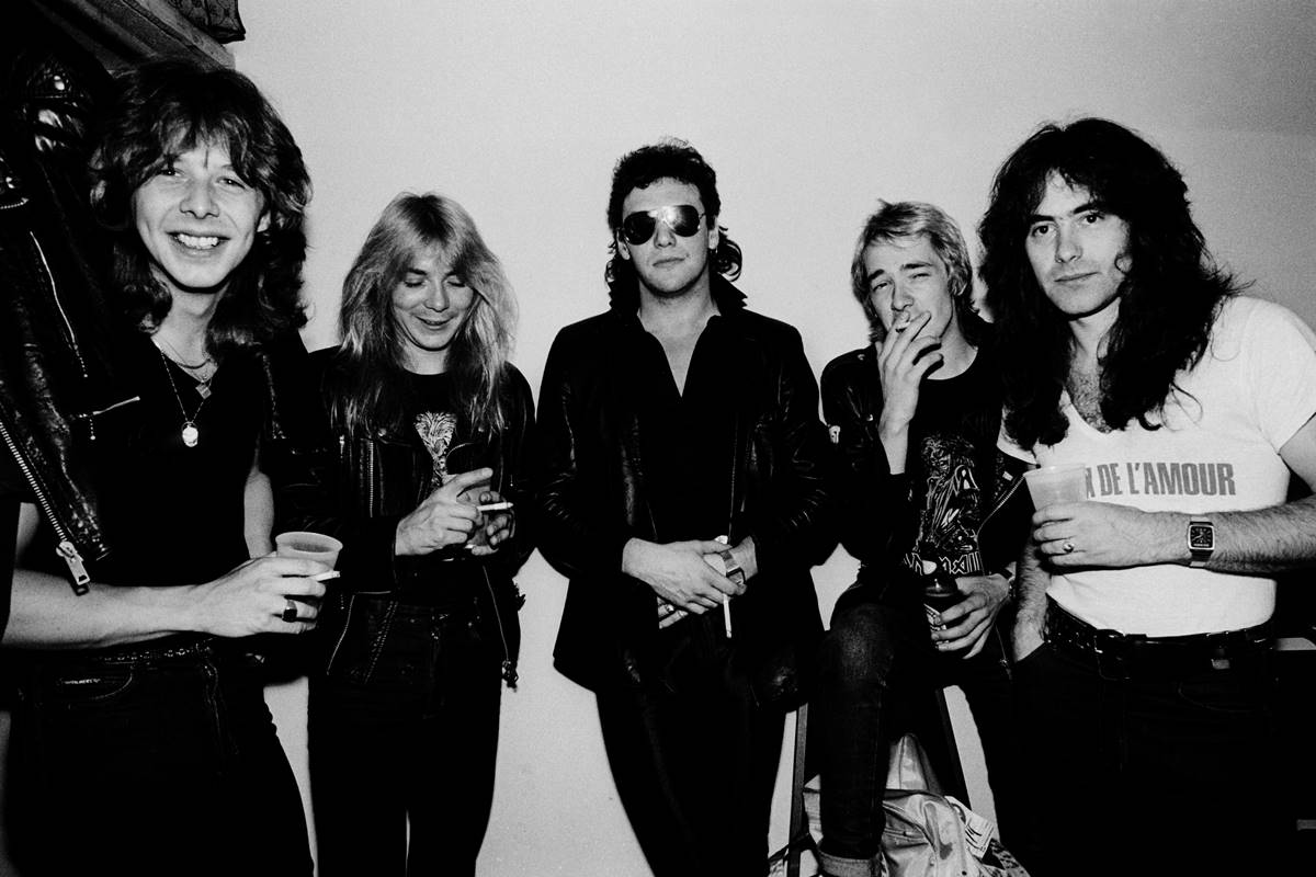 Foto em preto e branco de Clive Burr, Dave Murray, Paul Di'Anno, Adrian Smith e Steve Harris no Iron Maiden - Metrópoles