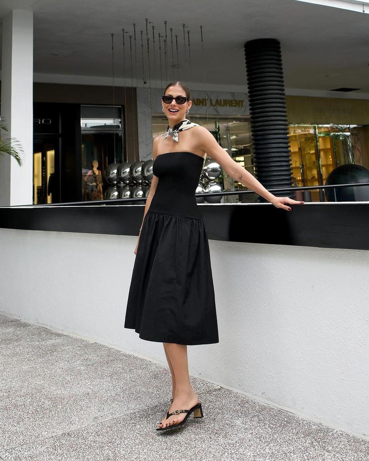 Na imagem com cor, mulher veste vestido de cintura baixa - Metrópoles