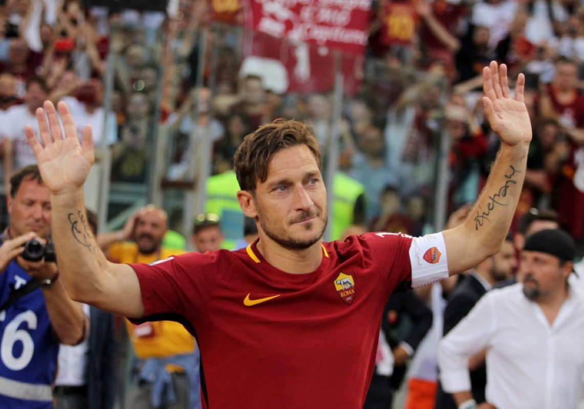Imagem colorida de Totti em sua despedida como jogador da Roma- Metrópoles