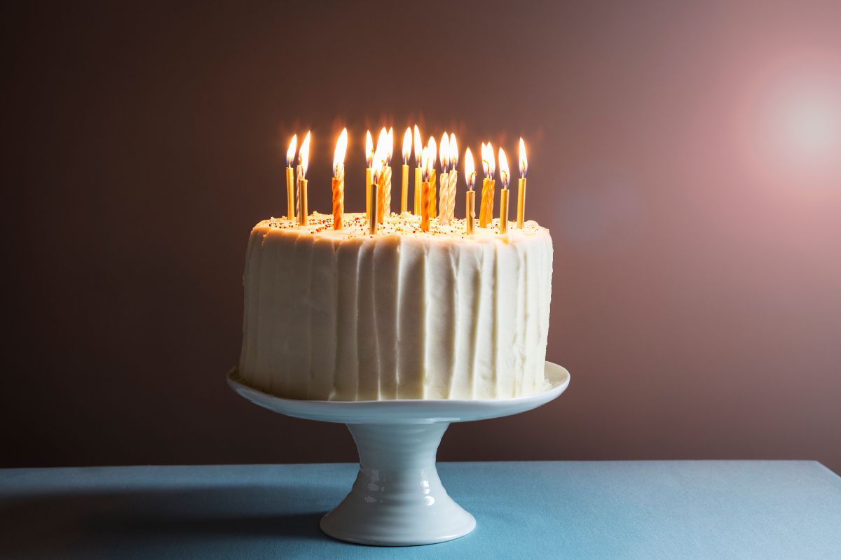 Foto colorida de um bolo de aniversário - Metrópoles