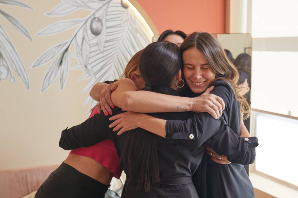 foto colorida de quatro mulheres se abraçando - metrópoles