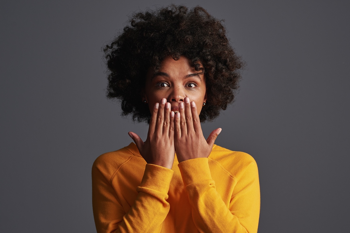 Foto colorida - mulher negra silenciada