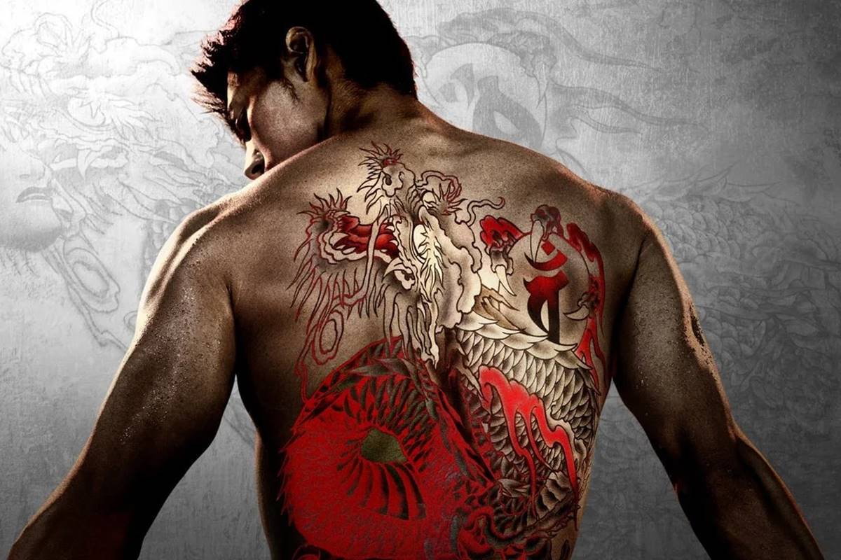 Imagem colorida do filme Like a Dragon - Yakuza, mostra homem de costas com tatuagem de dragão - Metrópoles