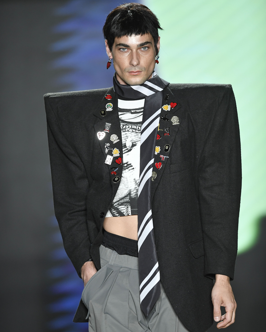 Na imagem com cor, foto do desfile do spfw - metrópoles 