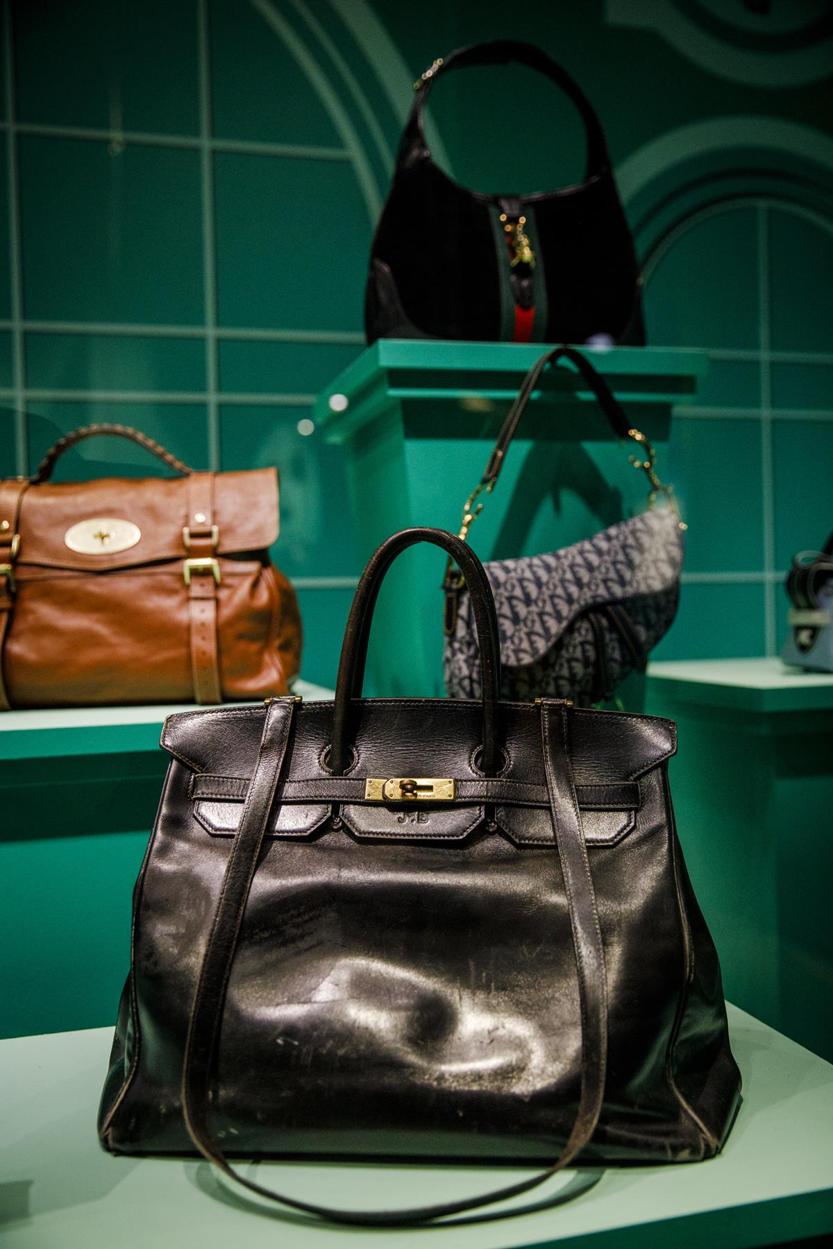 Na imagem com cor, bolsa Birkin da Hermès - Metrópoles