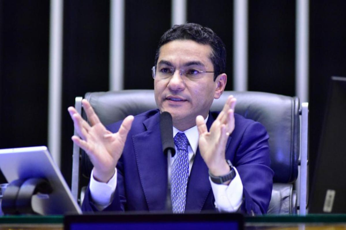 Quem é o deputado federal operado após exame achar 