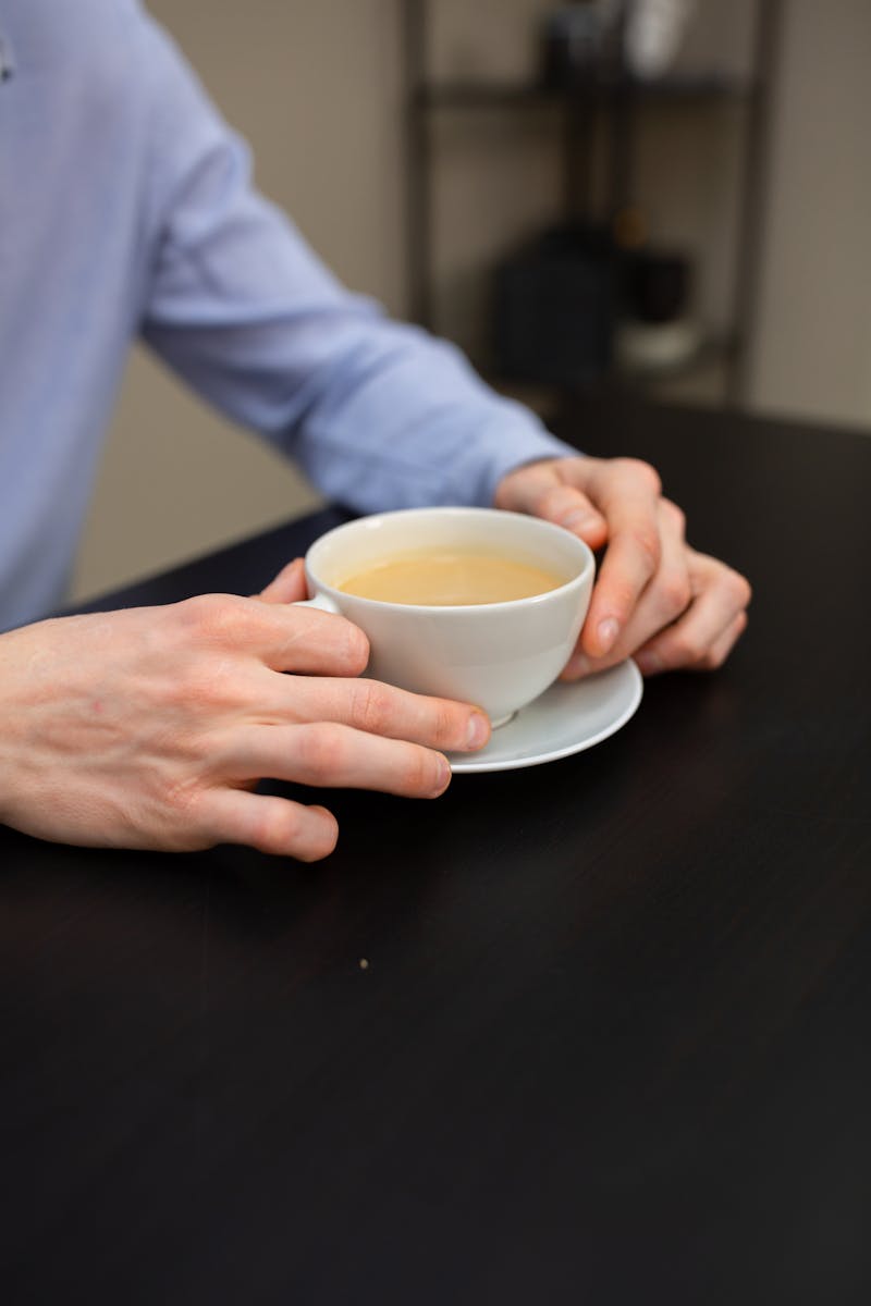 Mãos de homem segurando xícara de café - Metrópoles