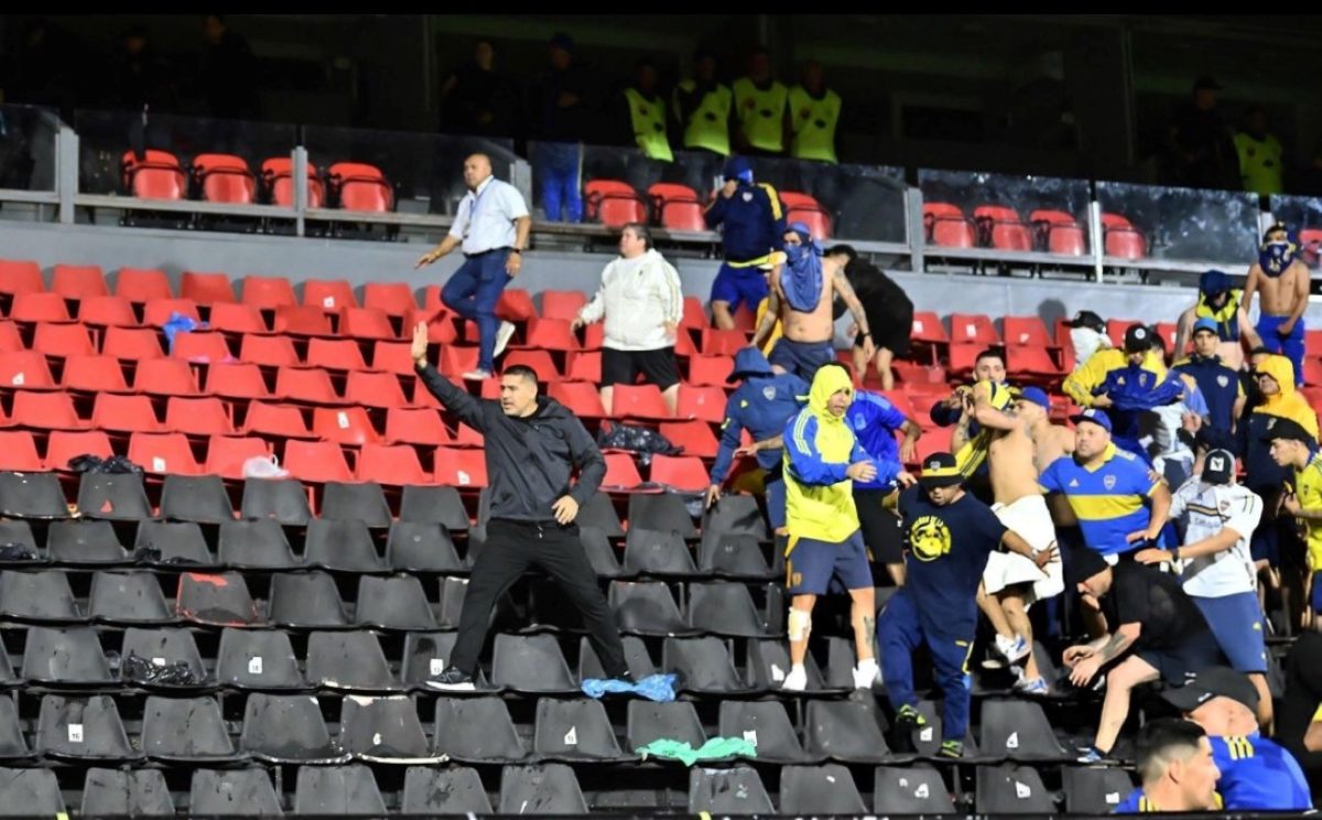 Foto colorida de Riquelme pedindo calma aos policiais - Metrópoles