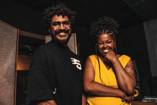 Foto colorida de Janine Mathias e Criolo - Metrópoles