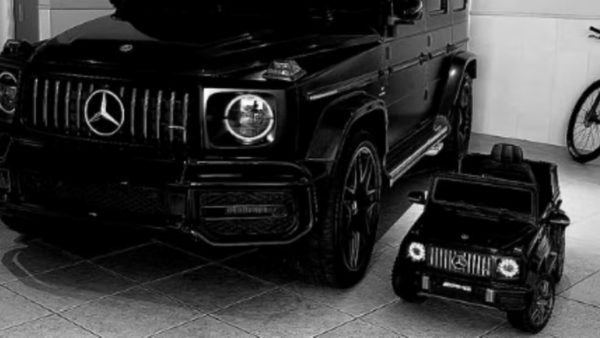 Foto colorida da miniatura da Mercedes G63 ao lado da versão real do carro. Modelo "menor" é do filho de Alexandre Pato - Metrópoles