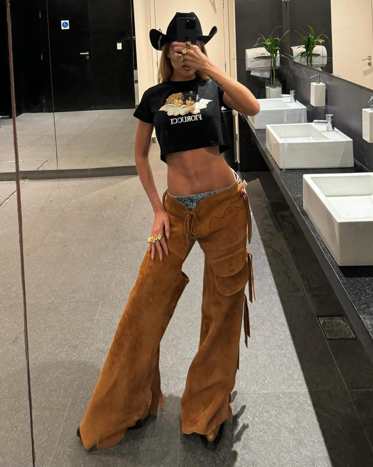 Na imagem com cor, foto da influencer de moda Malu Borges com um look boho chic - metrópoles