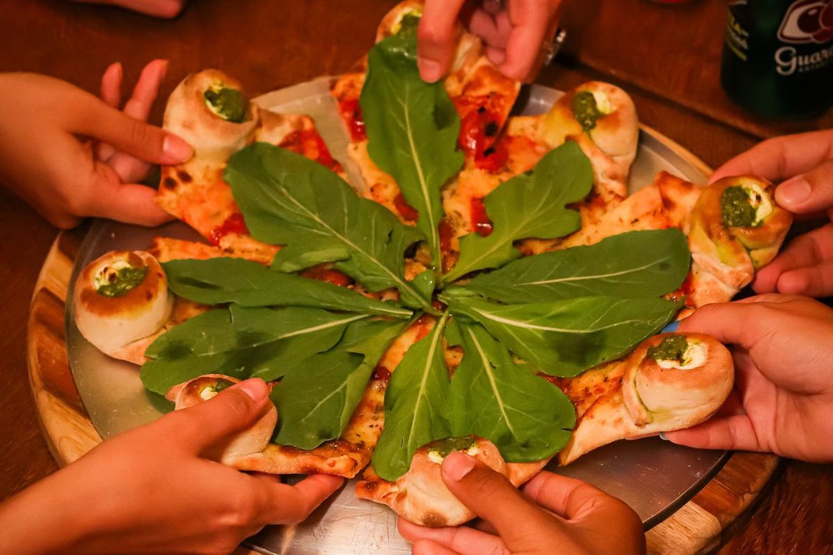 Foto colorida de uma pizza - Metrópoles