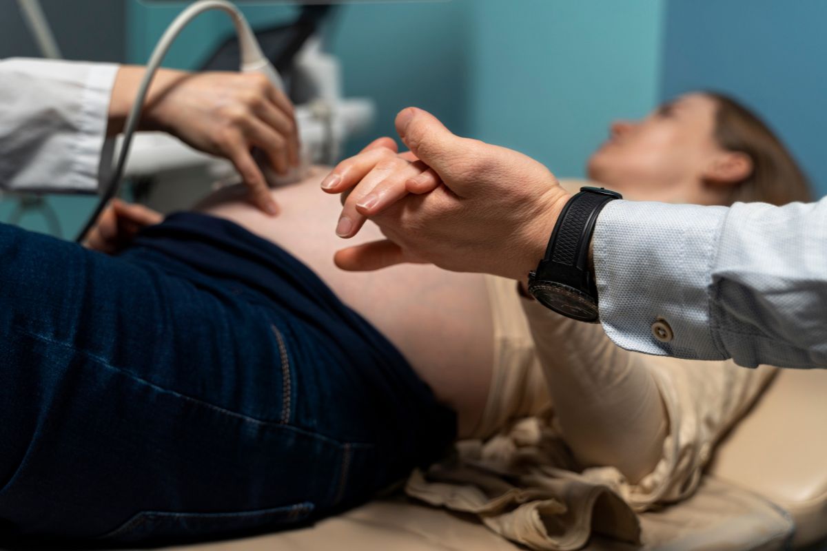 Foto colorida de uma mulher no hospital - Metrópoles