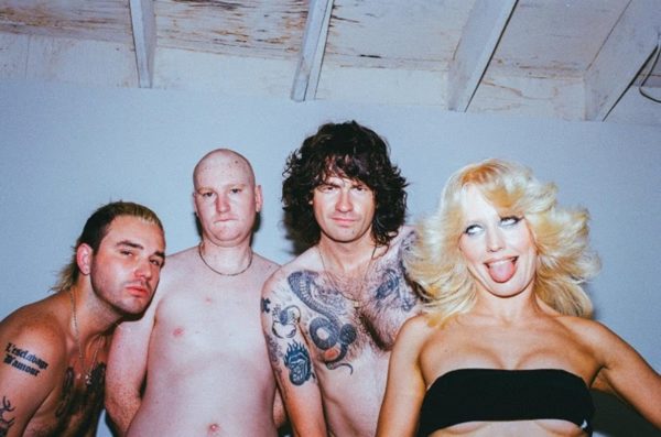 Foto colorida da banda Amyl and the Sniffers - Metrópoles